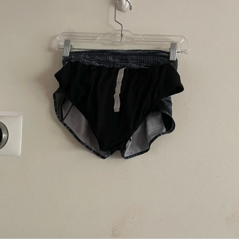 Lululemon hotty hot shorts size 6 Regular